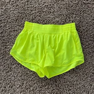 LULULEMON HOTTY HOT 2.5 HIGH RISE. Neon color